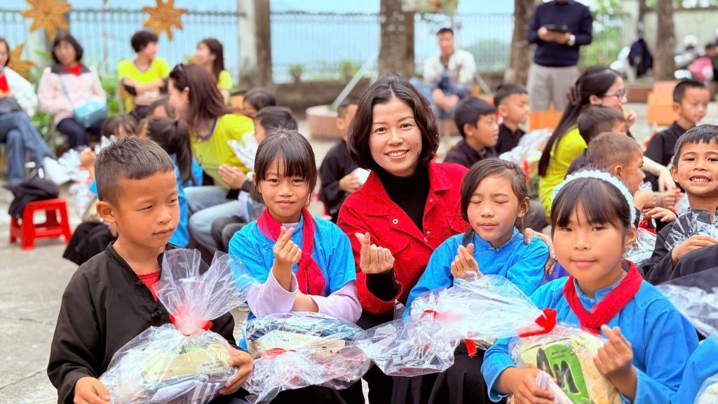 Cô giáo Trường Tiểu học Trung Tự chụp ảnh lưu niệm cùng học sinh Húc Động tại lớp học, trong ngày đoàn thiện nguyện trao quà và giao lưu. Cô giáo Trường Tiểu học Trung Tự chụp ảnh lưu niệm cùng học sinh Húc Động tại lớp học, trong ngày đoàn thiện nguyện trao quà và giao lưu.