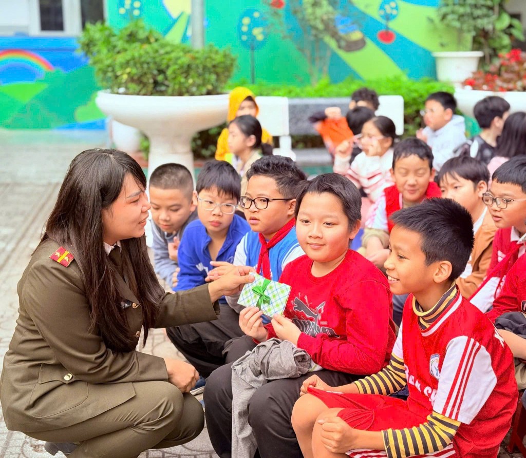 Cán bộ Công an phường Kim Liên giao lưu, hướng dẫn học sinh Trường Tiểu học Trung Tự nhận diện tình huống nguy cơ trong môi trường học đường. Cán bộ Công an phường Kim Liên giao lưu, hướng dẫn học sinh Trường Tiểu học Trung Tự nhận diện tình huống nguy cơ trong môi trường học đường.