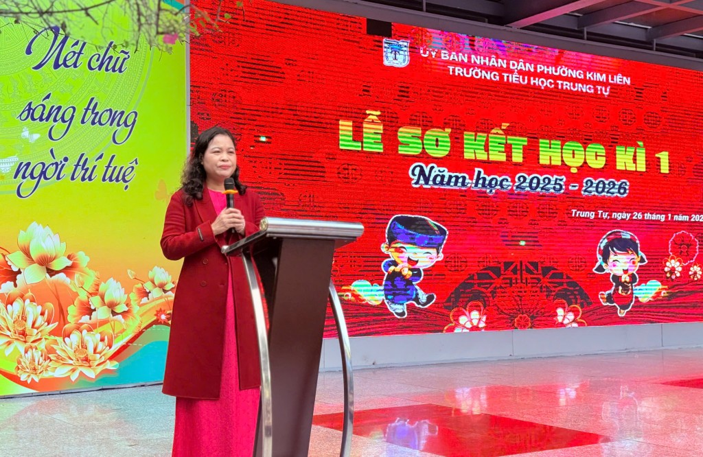 Hiệu trưởng Trường Tiểu học Trung Tự phát biểu tại Lễ sơ kết học kỳ I, đánh giá kết quả học tập, rèn luyện của thầy và trò nhà trường trong học kỳ vừa qua. Hiệu trưởng Trường Tiểu học Trung Tự phát biểu tại Lễ sơ kết học kỳ I, đánh giá kết quả học tập, rèn luyện của thầy và trò nhà trường trong học kỳ vừa qua.