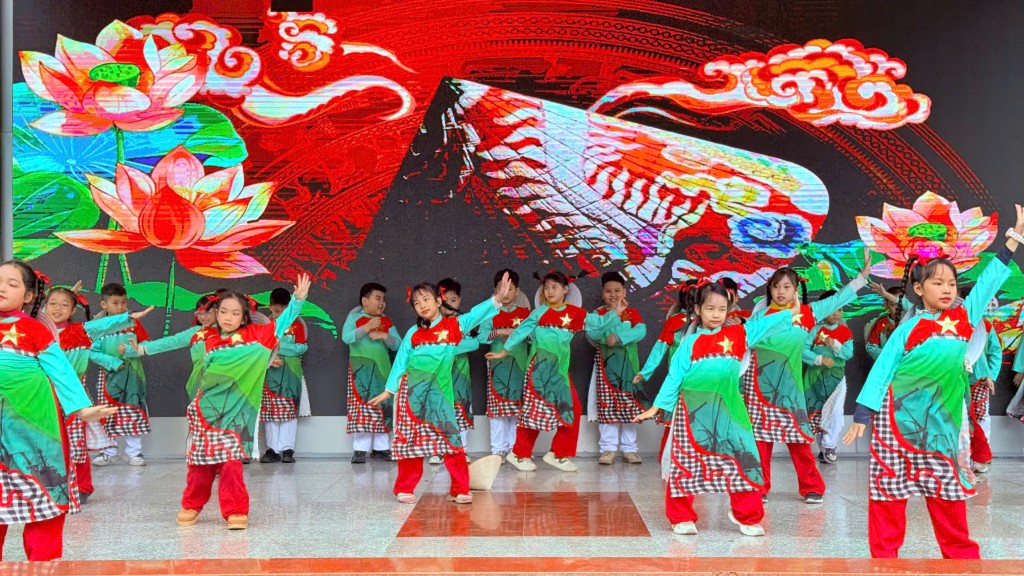 Mùa Xuân yêu thương gửi đi từ học trò Tiểu học Trung Tự Mùa Xuân yêu thương gửi đi từ học trò Tiểu học Trung Tự