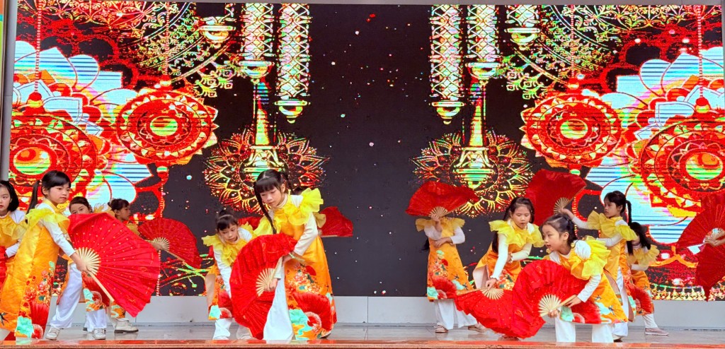 Tiết mục múa tập thể của học sinh khối Tiểu học tại chương trình sơ kết, góp phần làm nổi bật không khí vui tươi của ngày hội tổng kết học kỳ. Tiết mục múa tập thể của học sinh khối Tiểu học tại chương trình sơ kết, góp phần làm nổi bật không khí vui tươi của ngày hội tổng kết học kỳ.