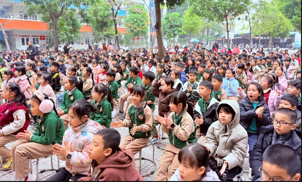 Học sinh Trường Tiểu học Trung Tự chăm chú theo dõi chương trình Lễ sơ kết học kỳ I, thể hiện sự hào hứng trước các hoạt động tổng kết và tuyên dương. Học sinh Trường Tiểu học Trung Tự chăm chú theo dõi chương trình Lễ sơ kết học kỳ I, thể hiện sự hào hứng trước các hoạt động tổng kết và tuyên dương.