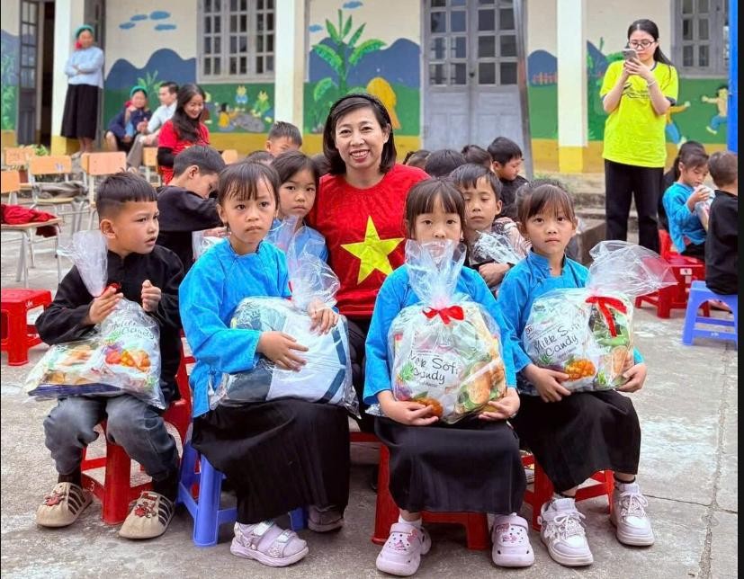 Cô Nguyễn Thu Hà - Phó hiệu trưởng nhà trường cùng các con học sinh