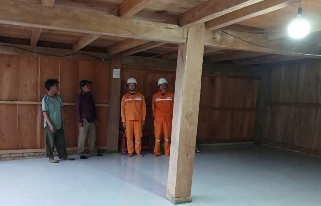 Quảng Ngãi: Trèo đèo, vượt suối cấp điện cho 35 hộ dân vùng sâu