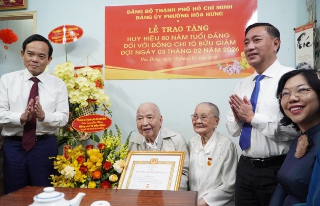 Bí thư Thành ủy TP Hồ Chí Minh trao Huy hiệu 80 năm tuổi Đảng tới đảng viên lão thành