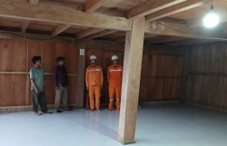 Quảng Ngãi: Trèo đèo, vượt suối cấp điện cho 35 hộ dân vùng sâu