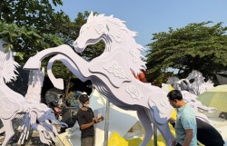 TP Hồ Chí Minh: Đường hoa Nguyễn Huệ tất bật thi công đón Tết