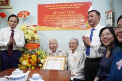 Bí thư Thành ủy TP Hồ Chí Minh trao Huy hiệu 80 năm tuổi Đảng tới đảng viên lão thành