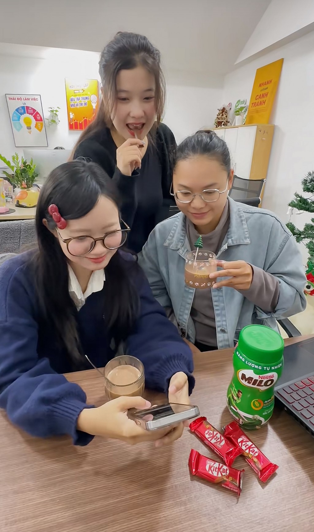 Nhiều người dùng mạng xã hội chia sẻ góc nhìn mới về Tết qua “Lịch Tết hôm nay”. Nguồn: Tài khoản TikTok dzunlatuine và trangg.mackey Nhiều người dùng mạng xã hội chia sẻ góc nhìn mới về Tết qua “Lịch Tết hôm nay”. Nguồn: Tài khoản TikTok dzunlatuine và trangg.mackey