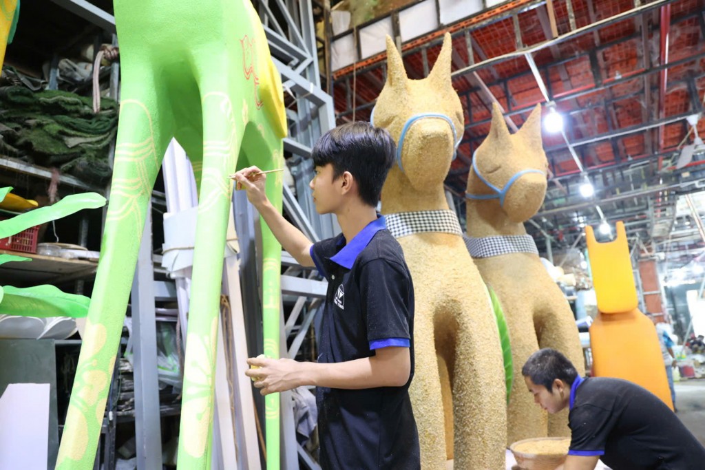 TP Hồ Chí Minh: Đường hoa Nguyễn Huệ tất bật thi công đón Tết