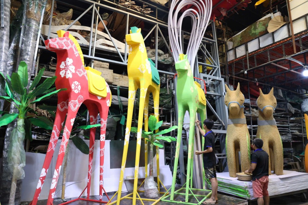 Các đơn vị đang bố trí người tất bật thực hiện cho kịp tiến độ