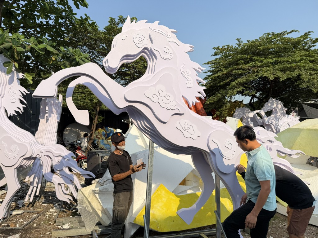 Tạo hình những chú ngựa rất sinh động dù chưa lên màu