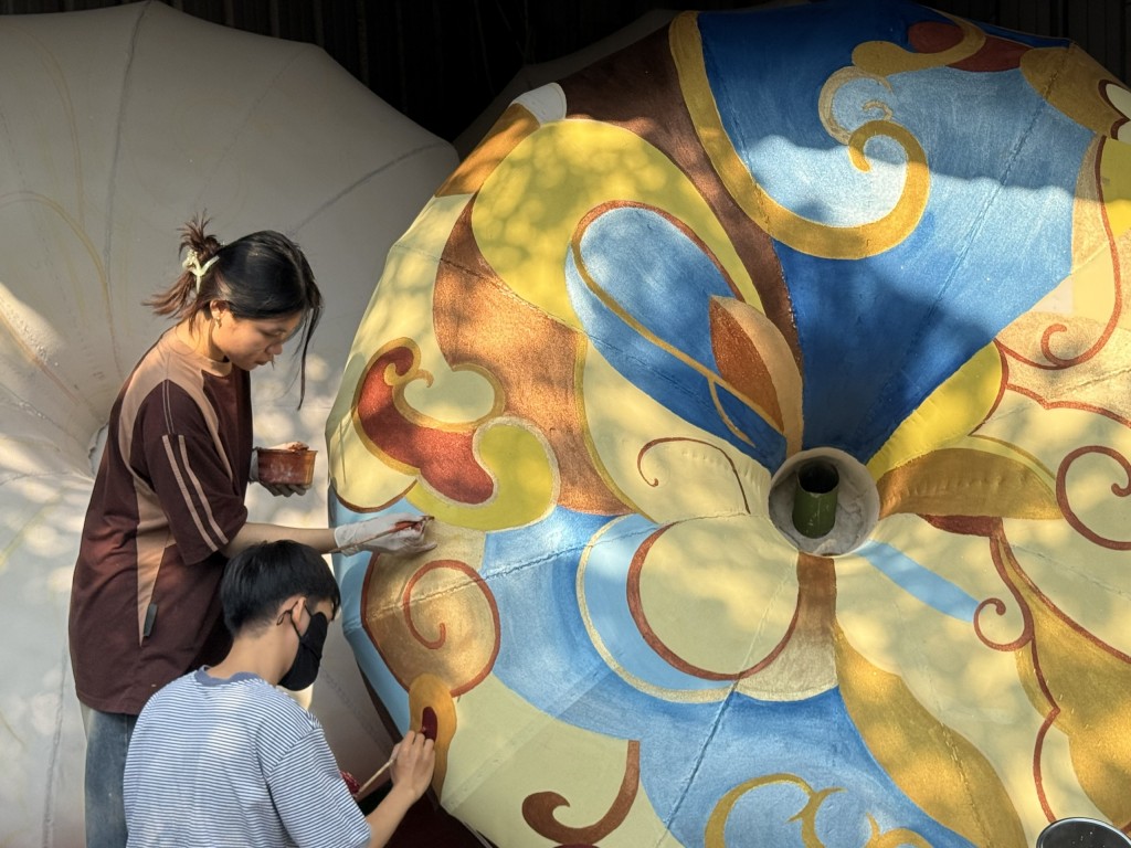 Ngoài linh vật ngựa, đơn vị của ông Tòng còn thực hiện một lồng đèn kích thước lớn