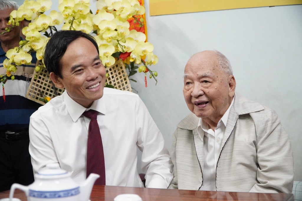 Bí thư Thành ủy TPHCM Trần Lưu Quang ân cần thăm hỏi đồng chí Tô Bửu Giám Bí thư Thành ủy TPHCM Trần Lưu Quang ân cần thăm hỏi đồng chí Tô Bửu Giám