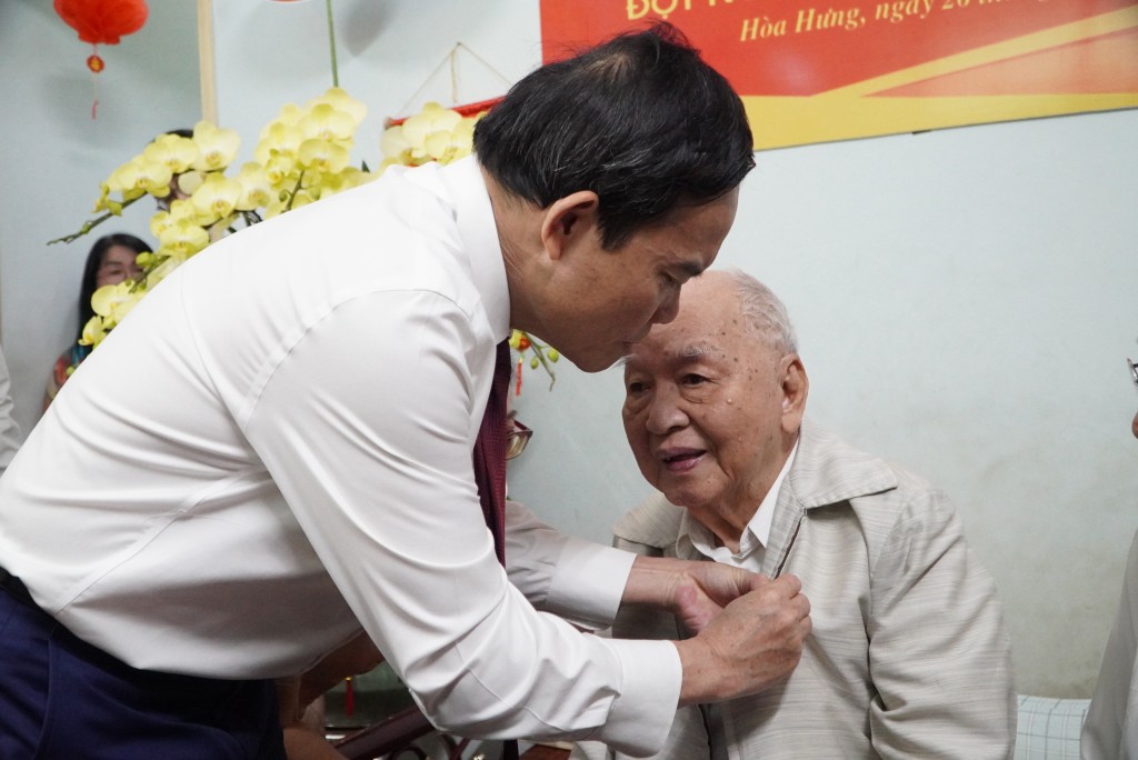 Bí thư Thành ủy TPHCM Trần Lưu Quang trao Huy hiệu 80 năm tuổi Đảng cho đảng viên Tô Bửu Giám Bí thư Thành ủy TPHCM Trần Lưu Quang trao Huy hiệu 80 năm tuổi Đảng cho đảng viên Tô Bửu Giám