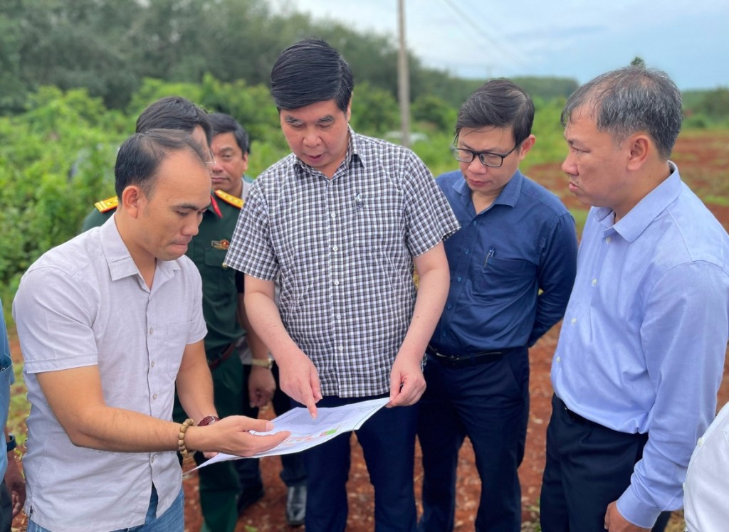 Phó Chủ tịch UBND tỉnh Gia Lai Lâm Hải Giang (thứ 3 phải qua) nghe báo cáo về quy mô và phạm vi đầu tư dự án tại xã Ia Nan (Ảnh: P.D)