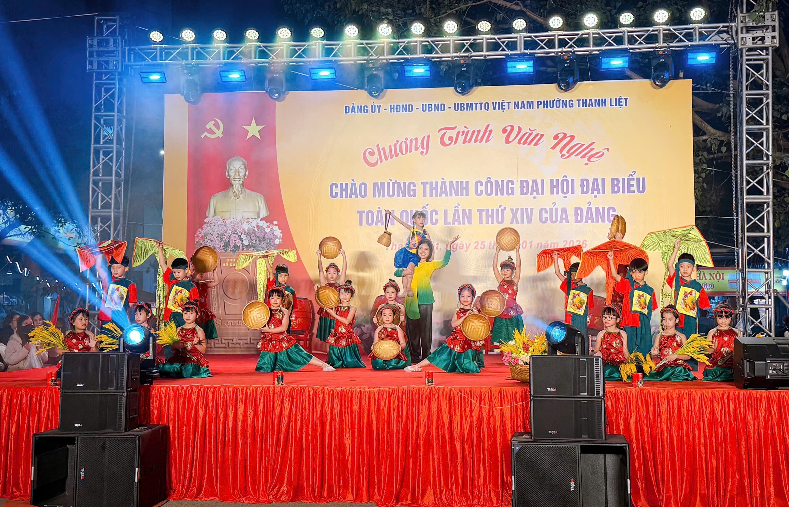 Tưng bừng liên hoan văn nghệ chào mừng thành công Đại hội Đảng