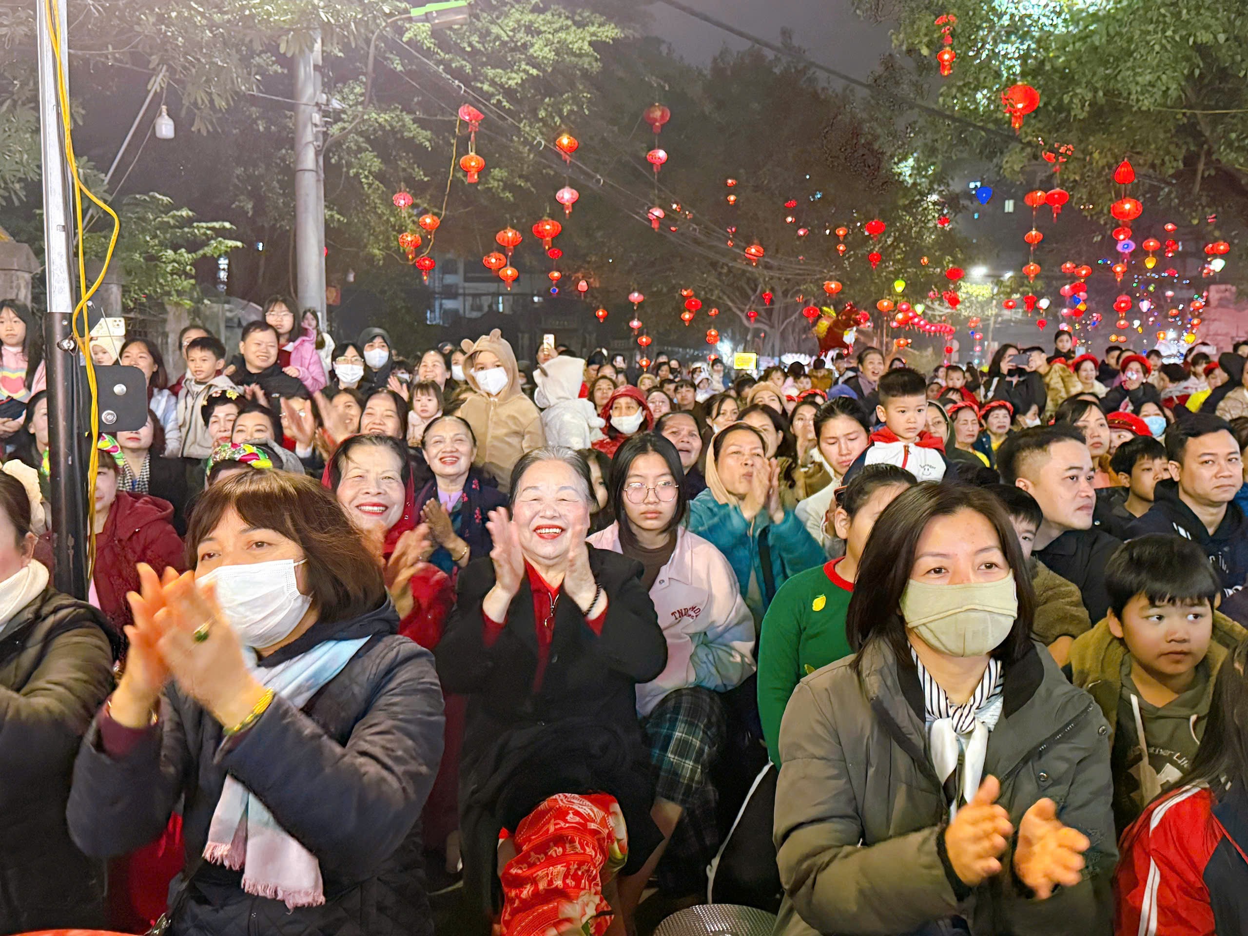 Tưng bừng liên hoan văn nghệ chào mừng thành công Đại hội Đảng Tưng bừng liên hoan văn nghệ chào mừng thành công Đại hội Đảng