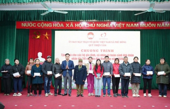 Xã Phù Đổng phối hợp với Quỹ Thiện Tâm trao tặng quà các gia đình có hoàn cảnh khó khăn