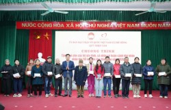Xã Phù Đổng phối hợp với Quỹ Thiện Tâm trao tặng quà các gia đình có hoàn cảnh khó khăn