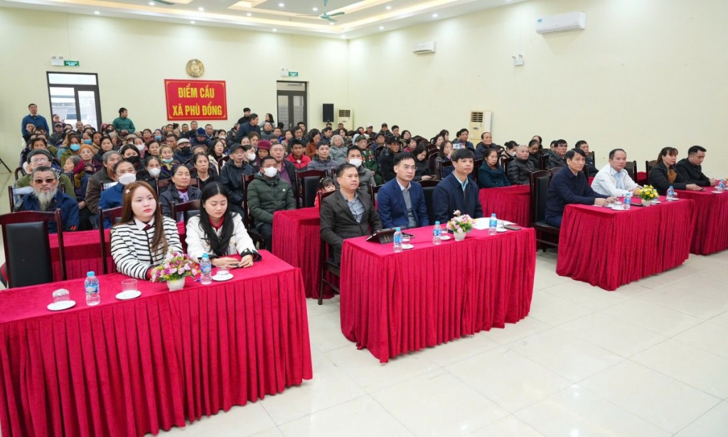 Xã Phù Đổng phối hợp với Quỹ Thiện Tâm trao tặng quà các gia đình có hoàn cảnh khó khăn