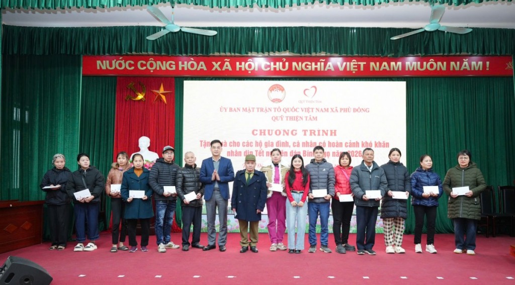 Xã Phù Đổng phối hợp với Quỹ Thiện Tâm trao tặng quà các gia đình có hoàn cảnh khó khăn