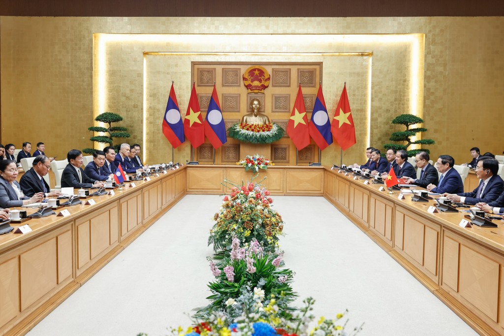 Hai nhà lãnh đạo cho rằng trong thời gian tới hai bên cần tiếp tục được thúc đẩy mạnh mẽ, hiệu quả và thực chất hơn, để đưa hợp tác kinh tế trở thành trụ cột mạnh mẽ, tương xứng với mức độ tin cậy chính trị đặc biệt giữa hai nước - Ảnh: VGP/Nhật Bắc