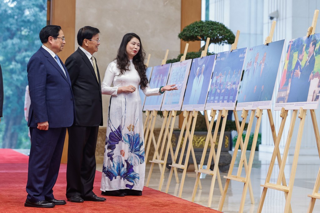 Thủ tướng Phạm Minh Chính và Tổng Bí thư, Chủ tịch nước Lào Thongloun Sisoulith tham quan trưng bày ảnh về quan hệ hợp tác giữa hai nước - Ảnh: VGP/Nhật Bắc