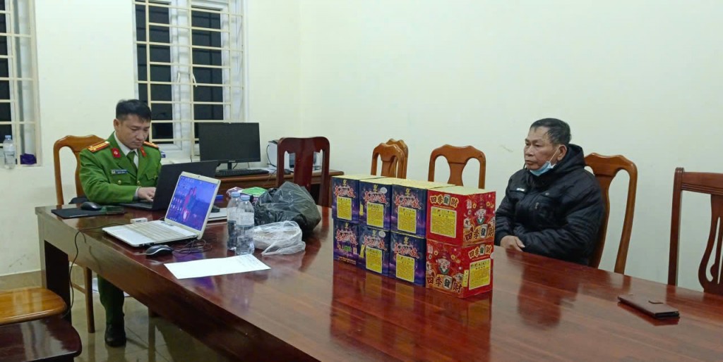 Đối tượng Nguyễn Đình Ngọc cùng tang vật tại cơ quan Công an