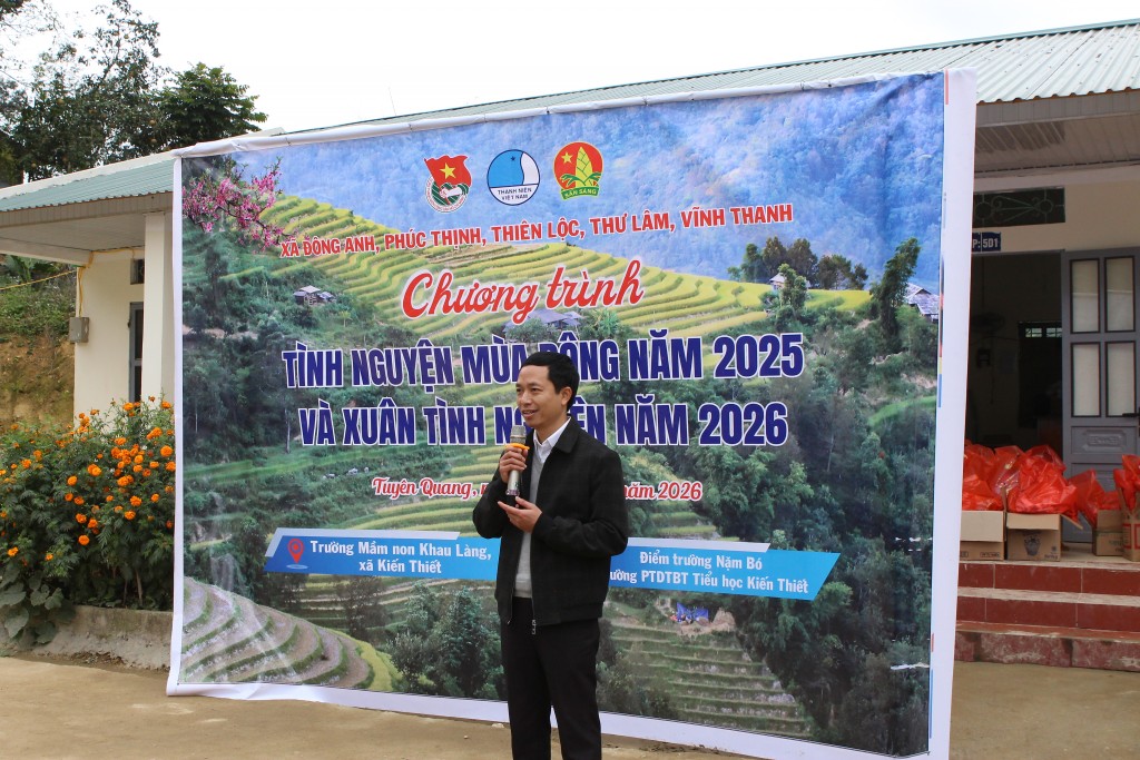 Đồng chí Lê Hồng Việt, Phó Bí thư Đảng ủy, Chủ tịch UBND xã Kiến Thiết phát biểu tại chương trình “Tình nguyện mùa đông 2025 và Xuân tình nguyện 2026”. Đồng chí Lê Hồng Việt, Phó Bí thư Đảng ủy, Chủ tịch UBND xã Kiến Thiết phát biểu tại chương trình “Tình nguyện mùa đông 2025 và Xuân tình nguyện 2026”.