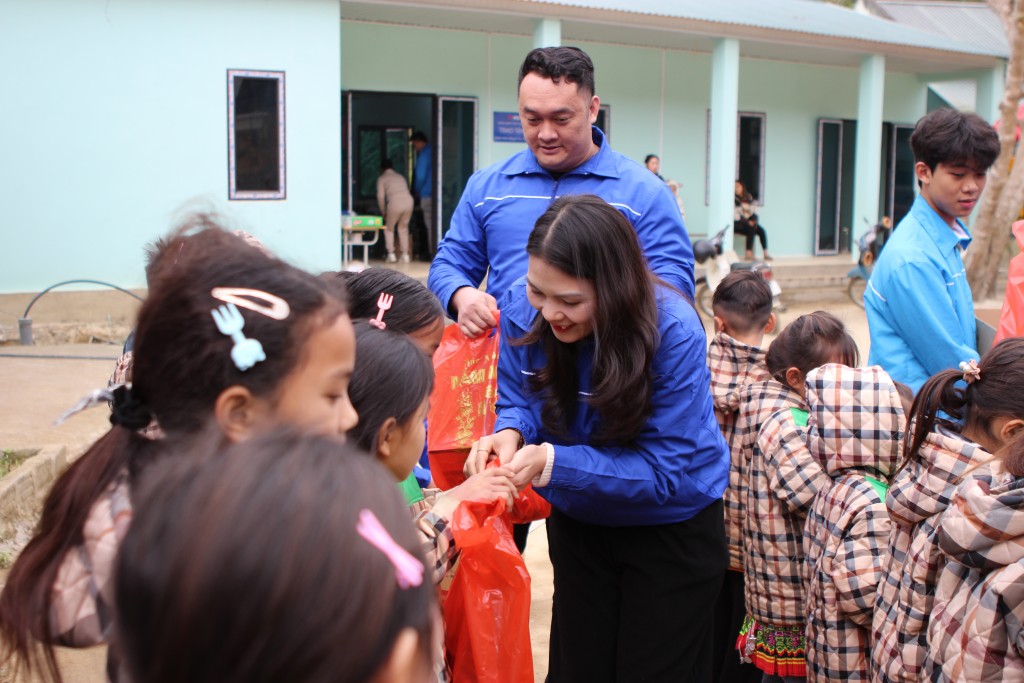 Những món quà tuy giản dị nhưng chứa đựng tình cảm, sự sẻ chia và trách nhiệm của tuổi trẻ, giúp sưởi ấm những ngày đông nơi vùng cao Kiến Thiết. Những món quà tuy giản dị nhưng chứa đựng tình cảm, sự sẻ chia và trách nhiệm của tuổi trẻ, giúp sưởi ấm những ngày đông nơi vùng cao Kiến Thiết.