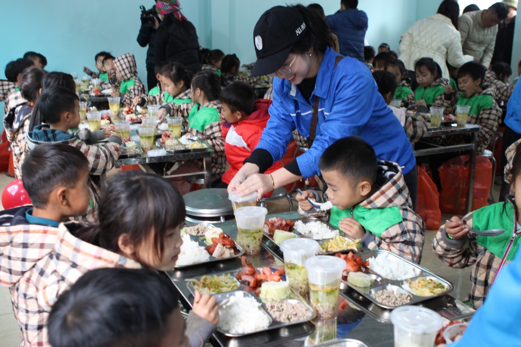 Đoàn viên, thanh niên tổ chức hoạt động “Bữa cơm cho em” cùng học sinh điểm trường Nặm Bó. Đoàn viên, thanh niên tổ chức hoạt động “Bữa cơm cho em” cùng học sinh điểm trường Nặm Bó.