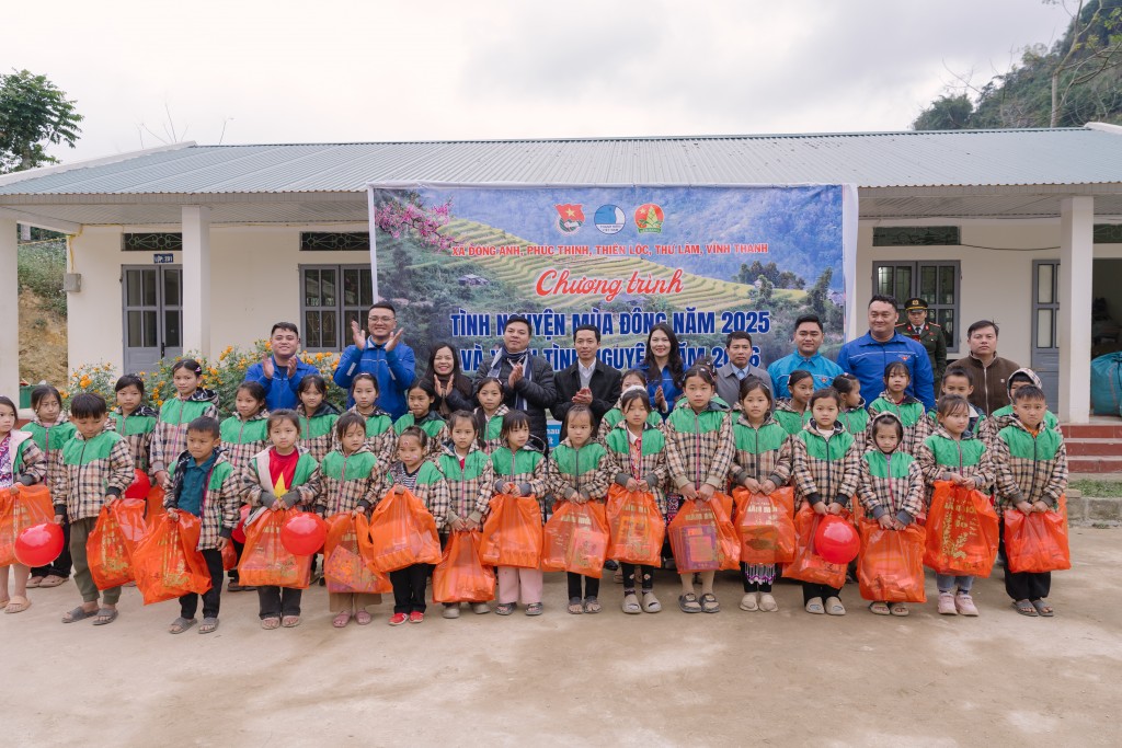 Đoàn tình nguyện trao quà cho học sinh tại điểm trường Nặm Bó, xã Kiến Thiết, tỉnh Tuyên Quang. Đoàn tình nguyện trao quà cho học sinh tại điểm trường Nặm Bó, xã Kiến Thiết, tỉnh Tuyên Quang.