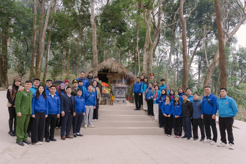 Trong khuôn khổ hành trình, đoàn tình nguyện đã dành thời gian tham quan Khu di tích Quốc gia đặc biệt An toàn khu Tân Trào (Tuyên Quang) Trong khuôn khổ hành trình, đoàn tình nguyện đã dành thời gian tham quan Khu di tích Quốc gia đặc biệt An toàn khu Tân Trào (Tuyên Quang)