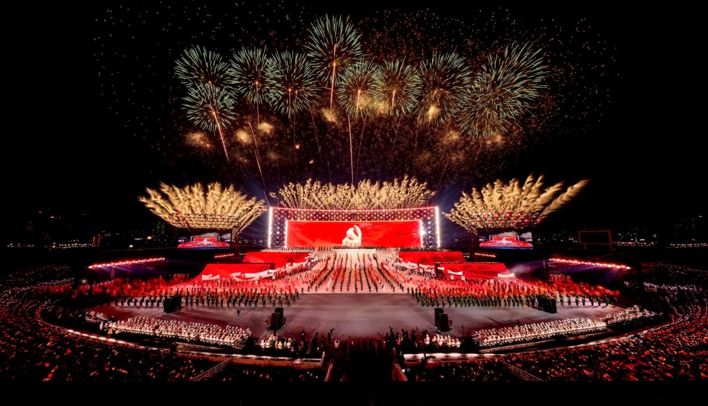 “Concert pháo hoa quốc gia” có quy mô sân khấu hoành tráng chưa từng có tiền lệ. Ảnh: Ánh Dương.