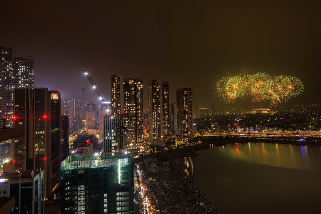 Với tầm bắn cao, người dân Thủ đô có thể thưởng thức pháo hoa ở nhiều vị trí trên địa bàn. Ảnh: Ánh Dương