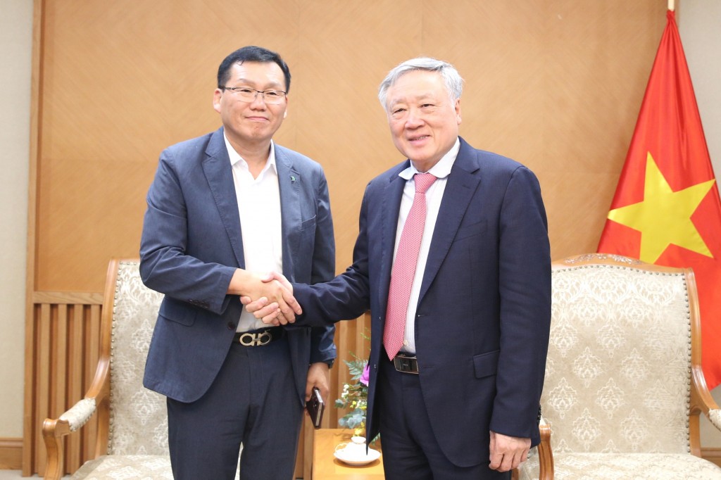 Phó Thủ tướng Thường trực Chính phủ Nguyễn Hòa Bình tiếp ông Seunghyun Choi, Tổng giám đốc điều hành Công ty HD Hyundai Eco Vina - Ảnh: VGP/Nguyễn Hoàng