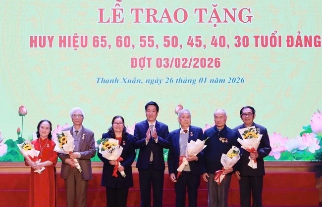 150 đảng viên phường Thanh Xuân vinh dự nhận Huy hiệu Đảng đợt 3/2