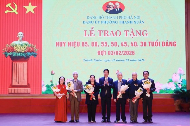 150 đảng viên phường Thanh Xuân vinh dự nhận Huy hiệu Đảng đợt 3/2