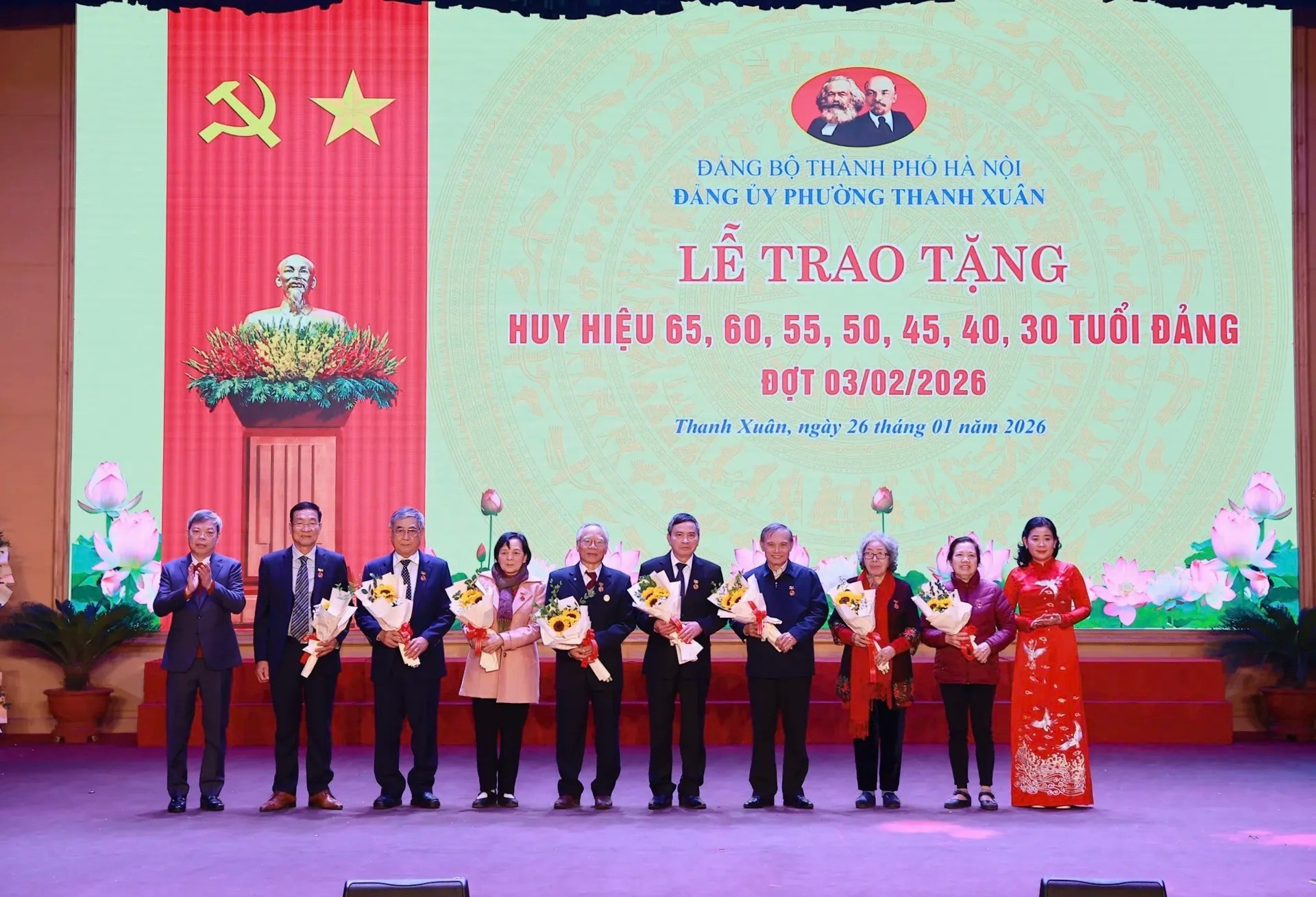 Phó Bí thư Thường trực Đảng ủy phường Thanh Xuân Trần Thị Thu Hà và Phó Bí thư Đảng ủy, Chủ tịch UBND phường Thanh Xuân Đỗ Quang Dương trao Huy hiệu Đảng tặng các đảng viên