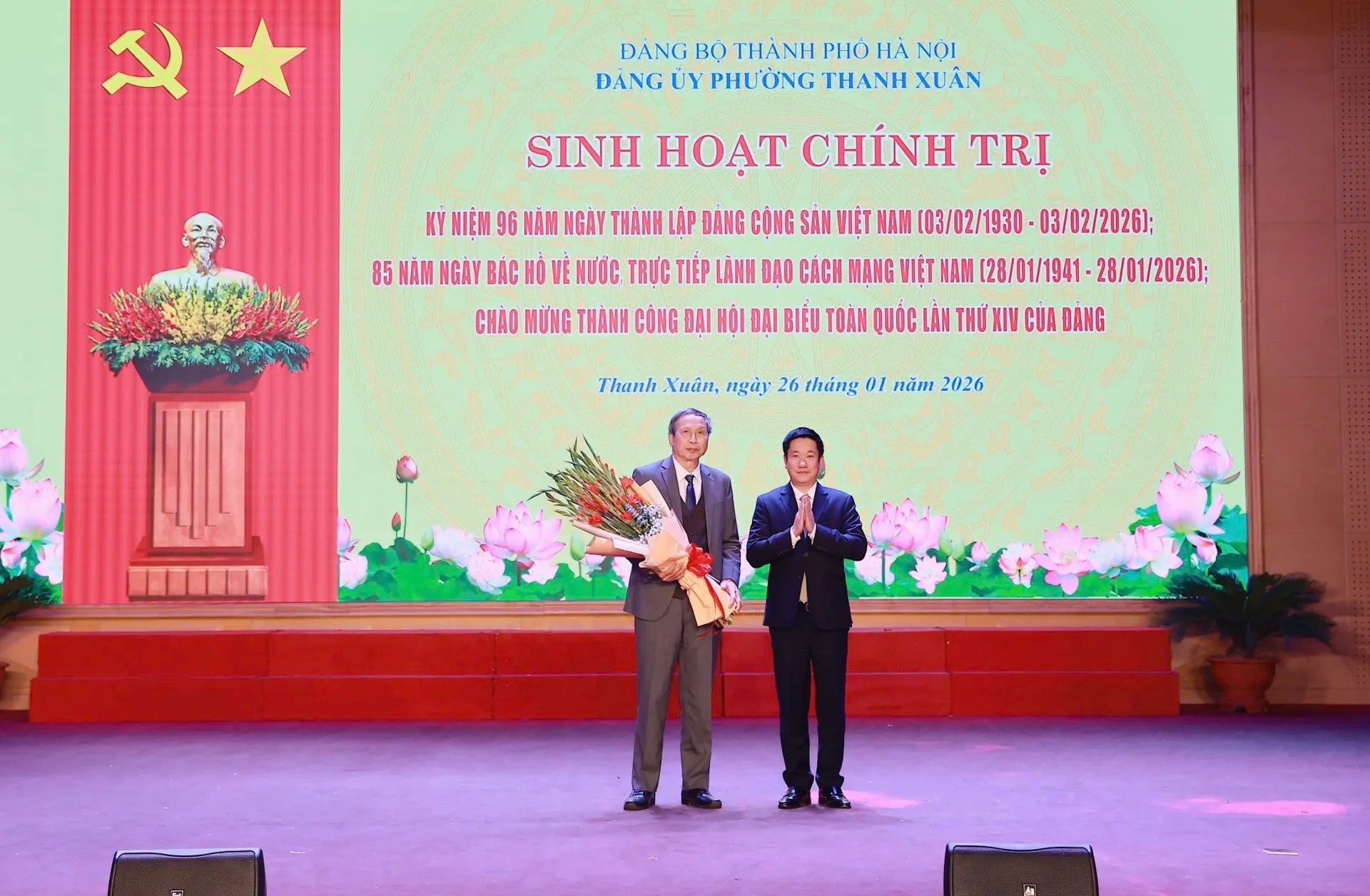 Bí thư Đảng ủy, Chủ tịch HĐND phường Thanh Xuân Nguyễn Huy Cường chúc mừng đồng chí Trần Đức Biên - Bí thư Chi bộ Nam Thăng Long 3 được tuyên dương là đảng viên hoàn thành xuất sắc nhiệm vụ 10 năm liên tiếp