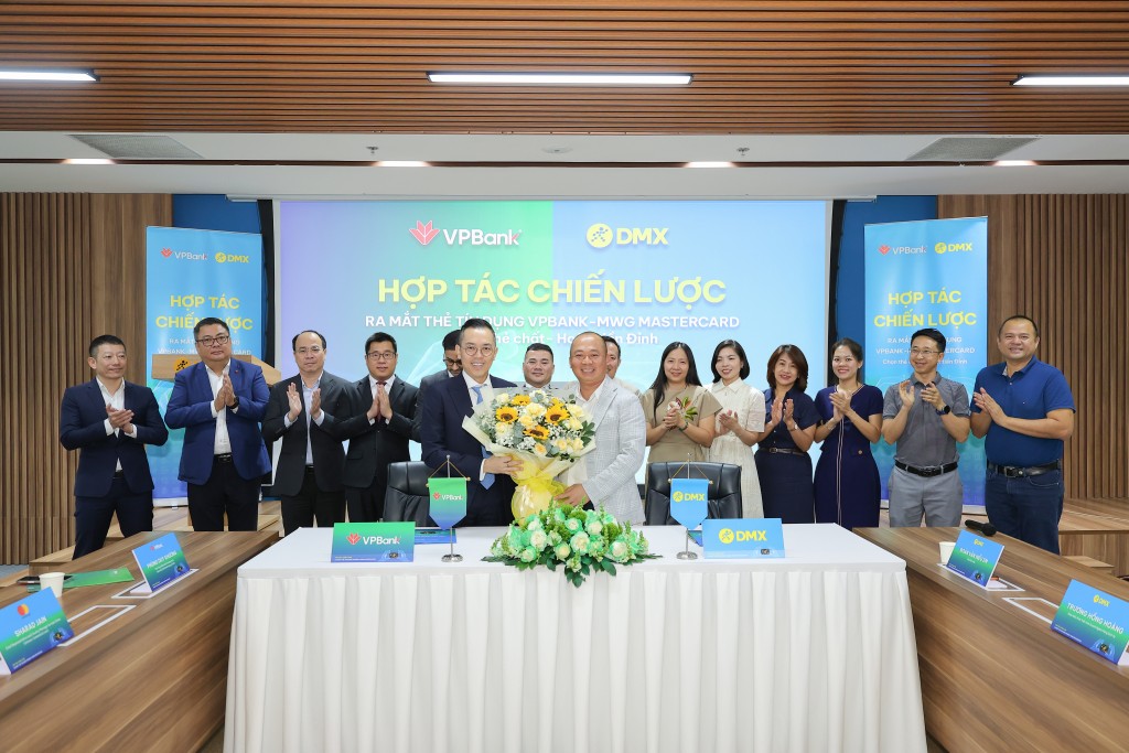 VPBank và DMX ra mắt thẻ tín dụng đầu tiên trong lĩnh vực bán lẻ điện tử tiêu dùng VPBank MWG Mastercard VPBank và DMX ra mắt thẻ tín dụng đầu tiên trong lĩnh vực bán lẻ điện tử tiêu dùng VPBank MWG Mastercard