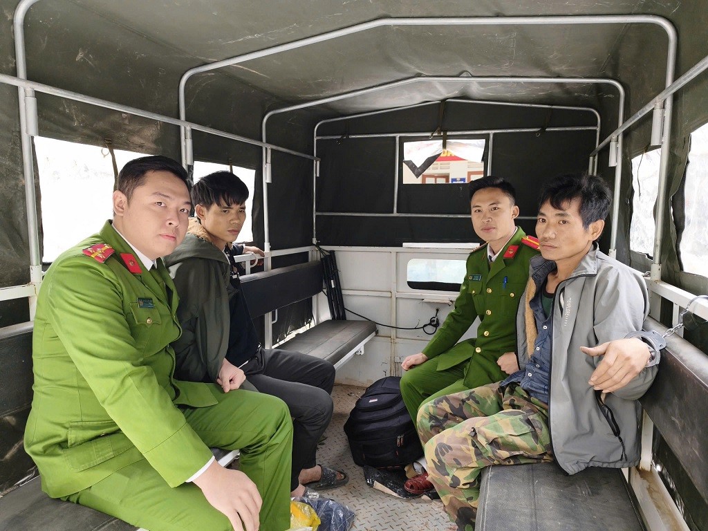 Lực lượng chức năng áp giải đối tượng Kha Văn Phôm về trụ sở để điều tra, làm rõ Lực lượng chức năng áp giải đối tượng Kha Văn Phôm về trụ sở để điều tra, làm rõ