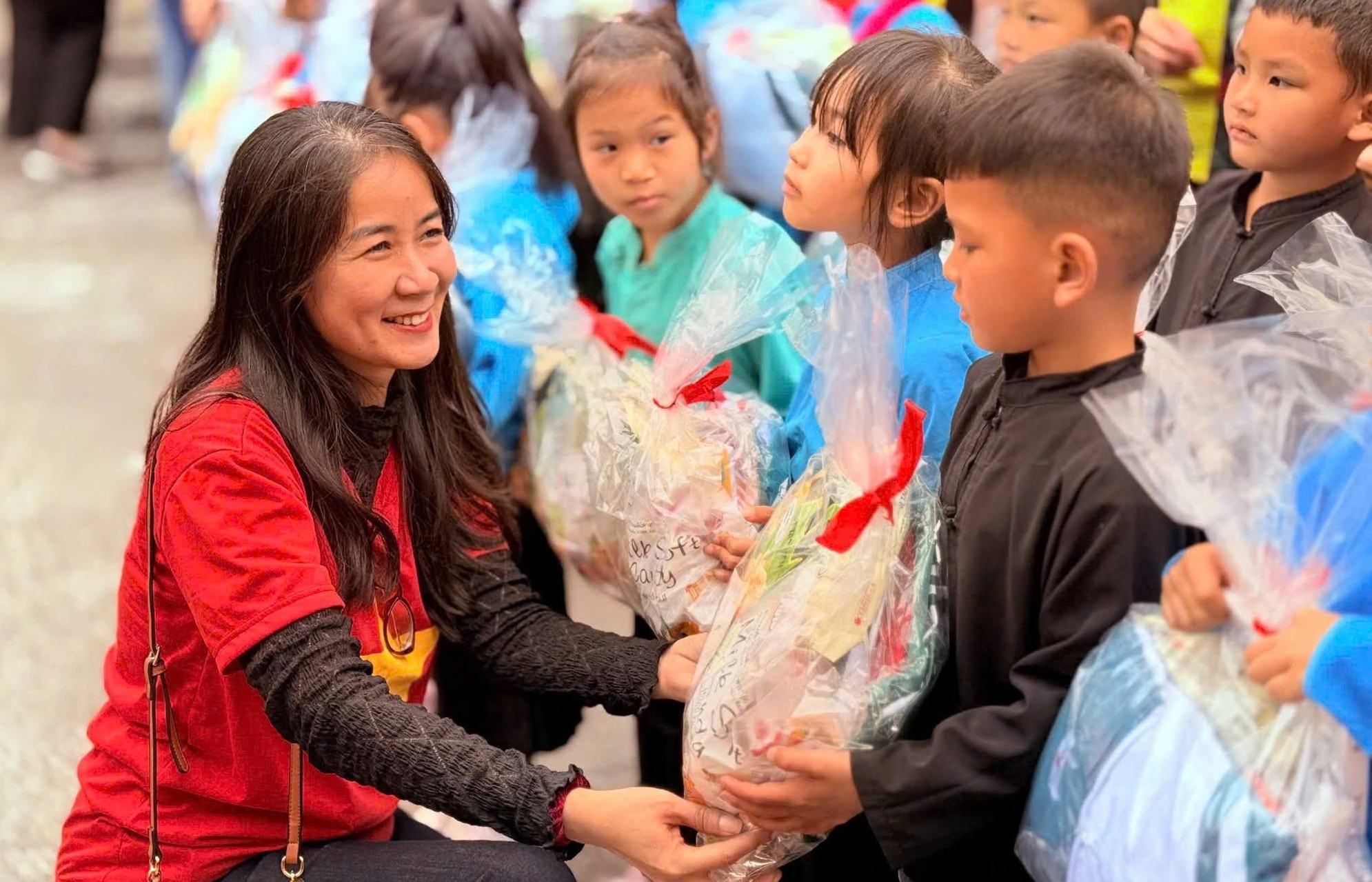 Chăm lo Tết cho học sinh, giáo viên vùng sâu, vùng xa