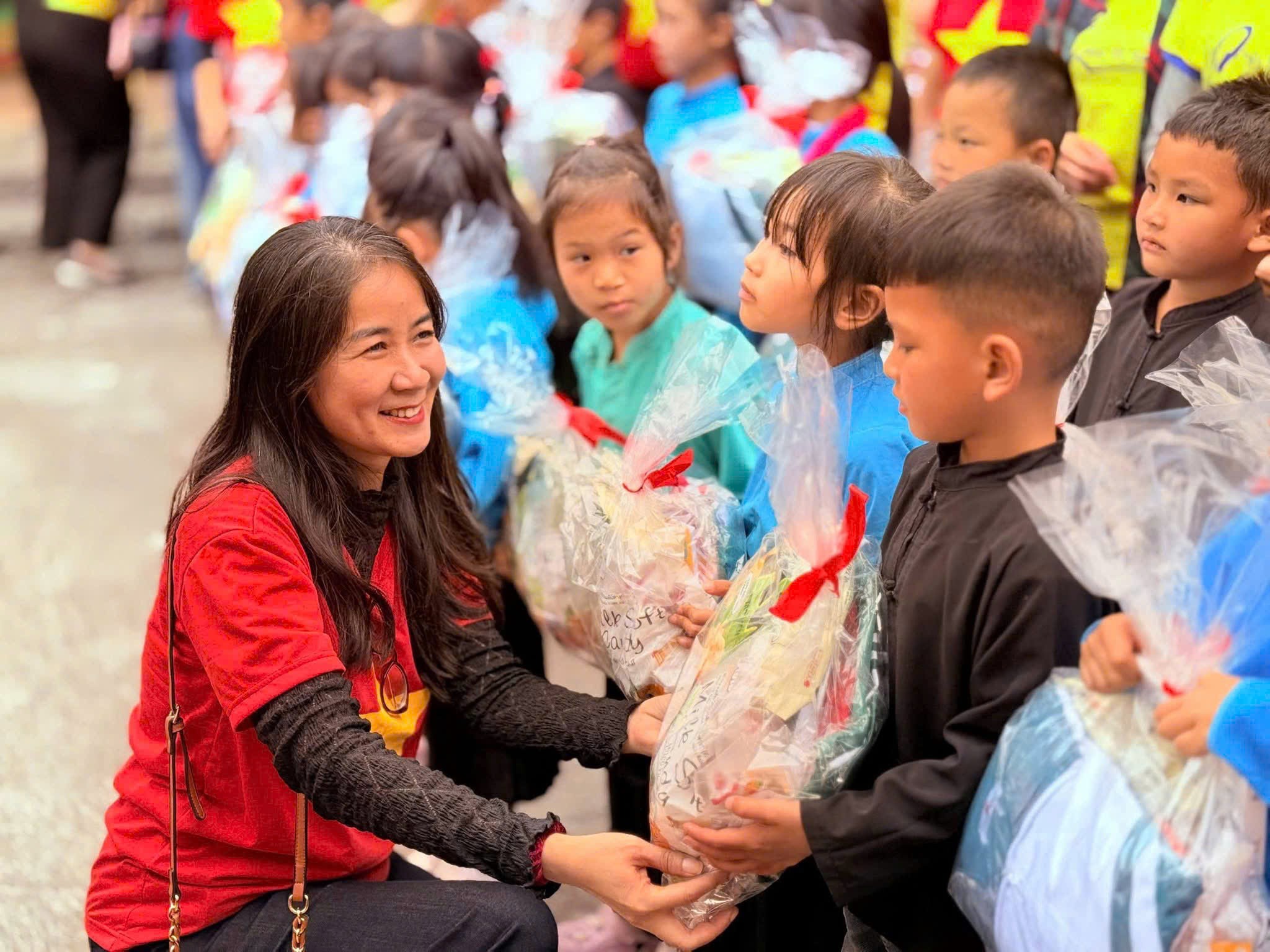 Giáo viên trường Tiểu học Trung Tự, phường Kim Liên tặng quà các em học sinh ở Bình Liêu, Quảng Ninh