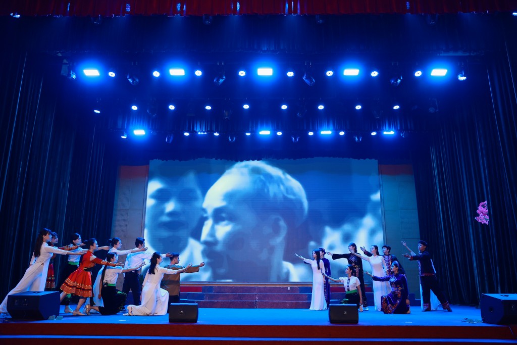 Khơi dậy khát vọng cống hiến, chào mừng thành công Đại hội Đảng