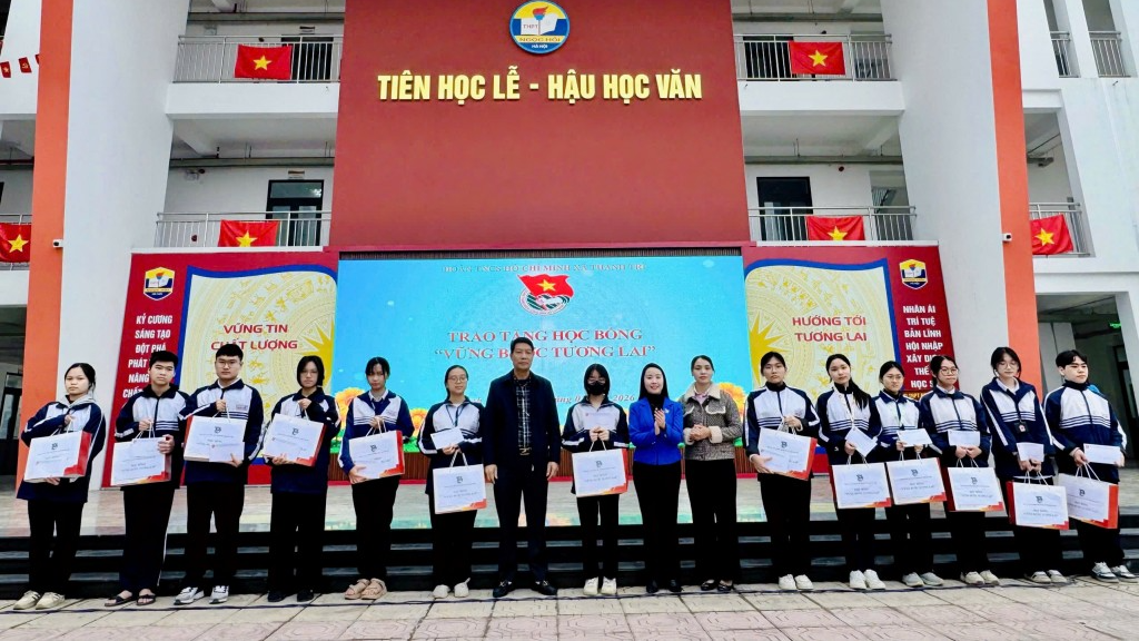 Nhiều phần quà được Đoàn xã Thanh Trì trao tặng đến các em học sinh Nhiều phần quà được Đoàn xã Thanh Trì trao tặng đến các em học sinh
