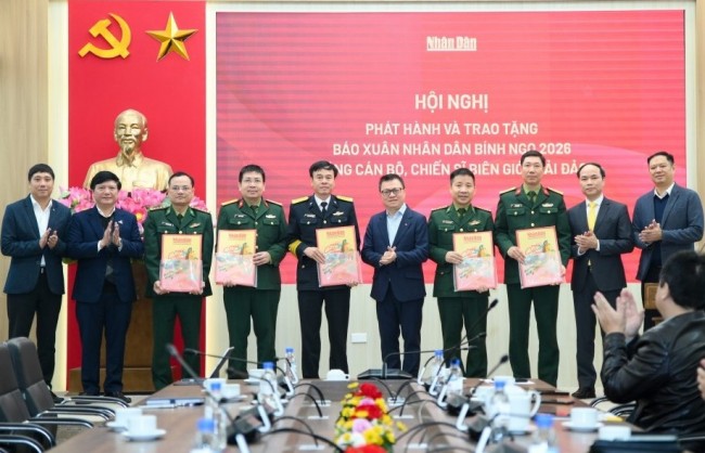 Báo Nhân Dân trao 40 nghìn số Xuân Bính Ngọ tặng cán bộ, chiến sĩ biên giới, hải đảo