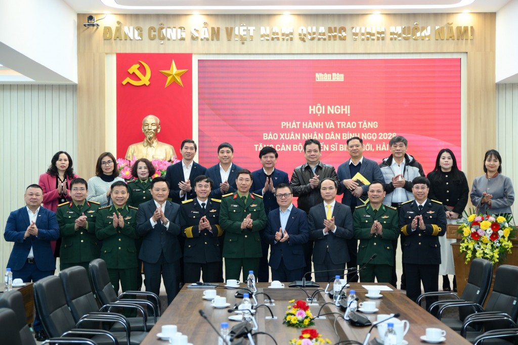 Báo Nhân Dân trao 40 nghìn số Xuân Bính Ngọ tặng cán bộ, chiến sĩ biên giới, hải đảo Báo Nhân Dân trao 40 nghìn số Xuân Bính Ngọ tặng cán bộ, chiến sĩ biên giới, hải đảo