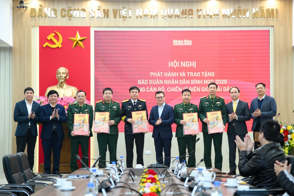 Đại diện lãnh đạo Báo Nhân Dân và các đơn vị đồng hành trao tượng trưng 40 nghìn số báo Xuân Nhân Dân Bính Ngọ 2026 tặng cán bộ, chiến sĩ biên giới, hải đảo Đại diện lãnh đạo Báo Nhân Dân và các đơn vị đồng hành trao tượng trưng 40 nghìn số báo Xuân Nhân Dân Bính Ngọ 2026 tặng cán bộ, chiến sĩ biên giới, hải đảo